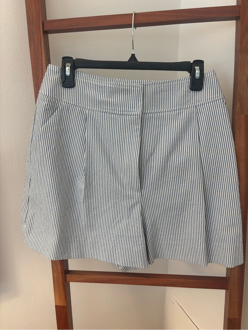 Veronica Beard Haina Light Blue Seersucker High Waist Pleated Shorts - Picture 2 of 4